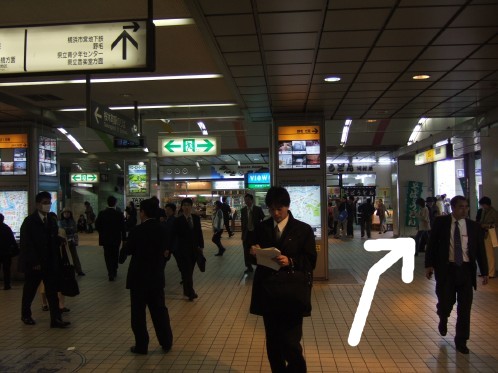 改札前